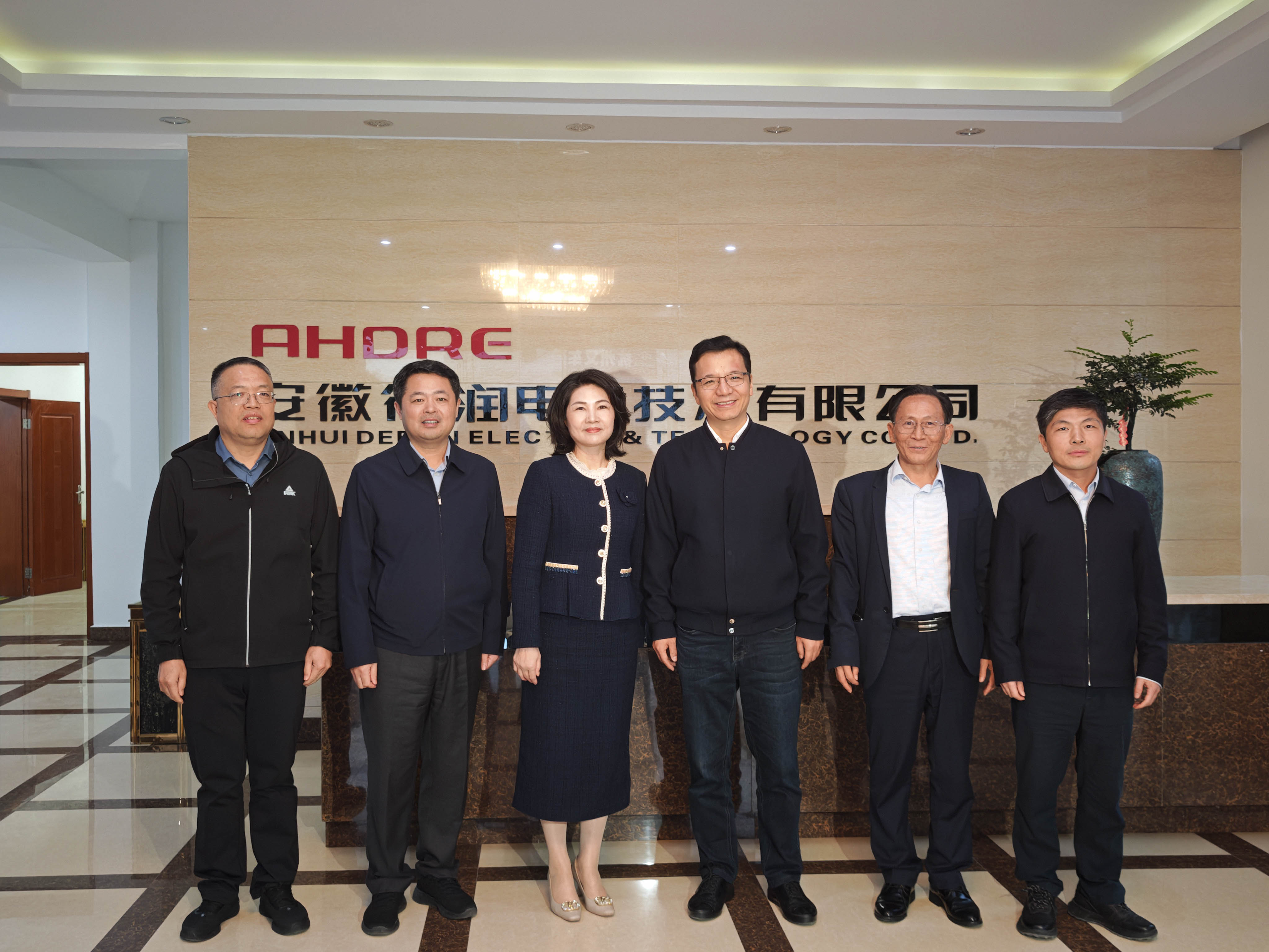 長豐縣縣委書記李孝鴻蒞臨得潤電氣走訪調研  合影