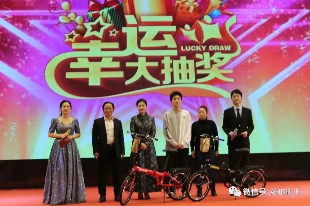 董事長王青、總經(jīng)理劉琴芳頒發(fā)一等獎