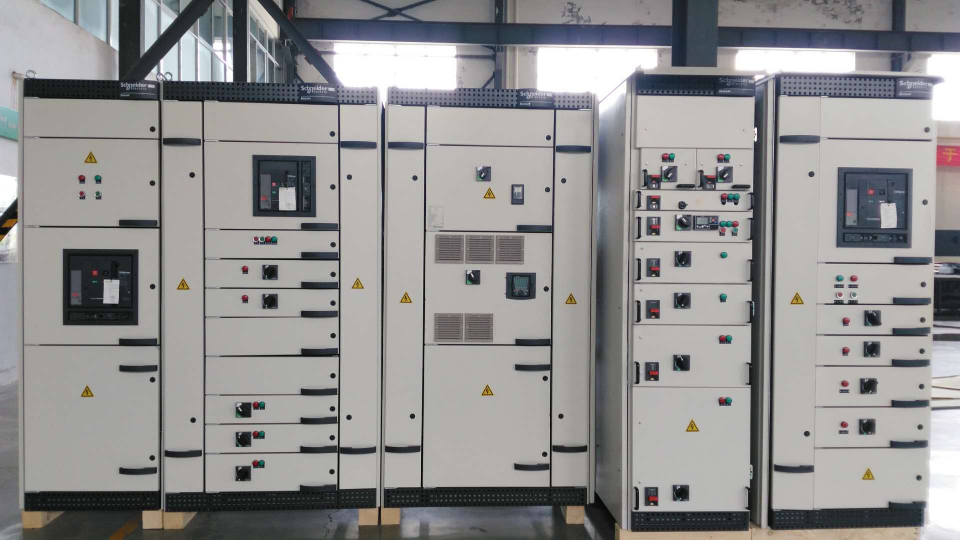 施耐德低壓柜，blokset型號(hào) 得潤(rùn)電氣樣柜